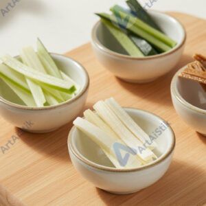 Домашний жульен в керамических кокотницах на доске.