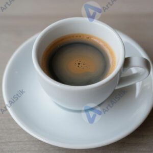 Эспрессо в маленькой белой чашке на блюдце