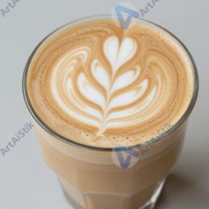 Латте с рисунком на пенке в стеклянном бокале.