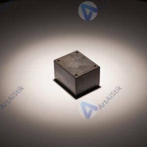 Одинокий объект на столе освещён сверху