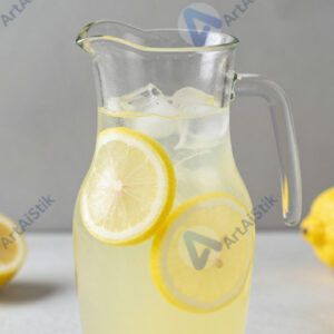 Домашний лимонад со льдом и дольками лимона в кувшине.