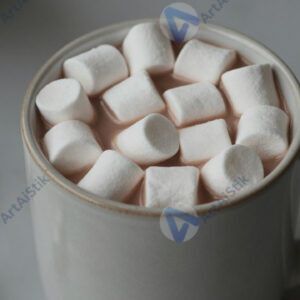 Горячий шоколад с маршмеллоу в керамической кружке.