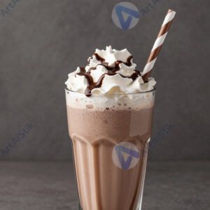 Молочный коктейль с шоколадным сиропом и трубочкой.