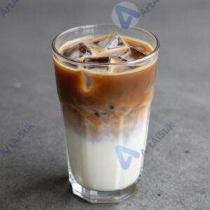 Айс‑латте в прозрачном стакане