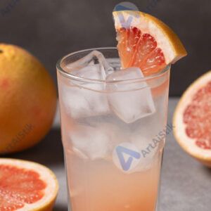 Грейпфрутовый фреш в высоком стакане с кубиками льда.