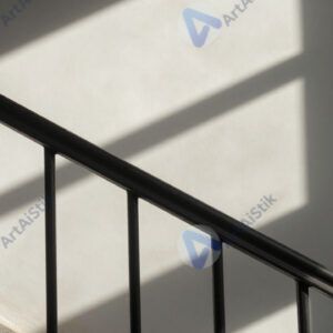 Тень от лестничных перил ложится под углом на стену.