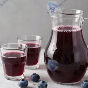 Кувшин с ягодным морсом и стаканы рядом.