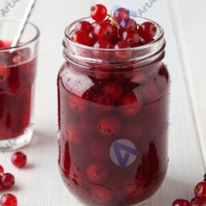 Смородиновый компот в большой банке и стакане с трубочкой.