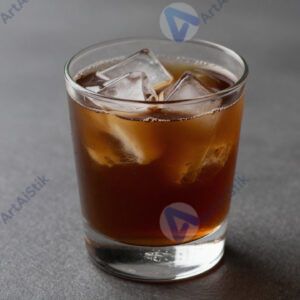 Эспрессо‑тоник с льдом в прозрачном стакане.