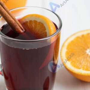 Кружка глинтвейна с палочкой корицы и апельсином.