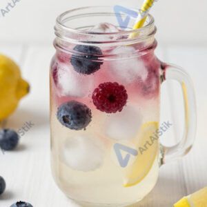 Лимонад с ягодами и кубиками льда в банке‑мэйсоне.