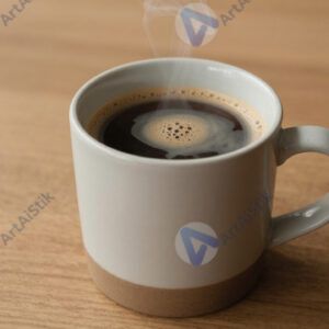 Кофе‑раф в керамической кружке на деревянном столике.