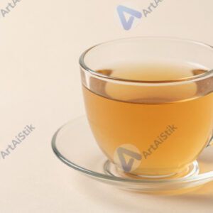 Чай с молоком в стеклянной кружке