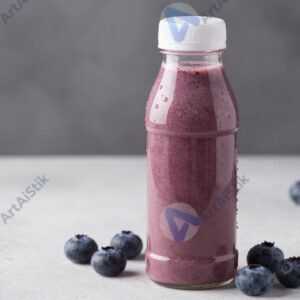 Ягодный смузи в пластиковой бутылке для спорта.