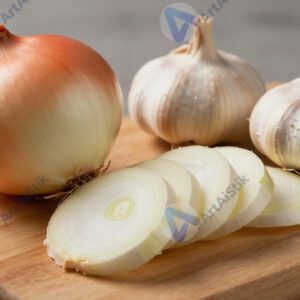 Лук и чеснок на деревянной доске