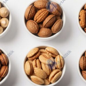 Орехи разных видов в маленьких мисках