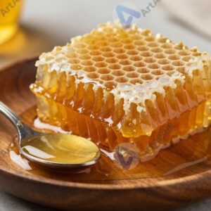 Мёд в сотах на деревянной дощечке