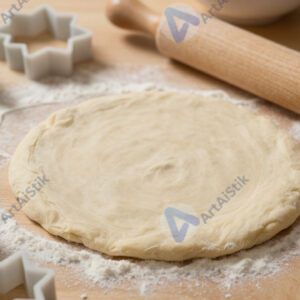 Тесто раскатано на столе