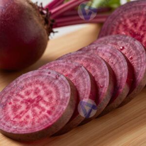 Свекла в кожуре и нарезанная кружочками на разделочной доске.