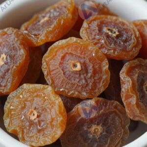 Смесь сухофруктов в керамической миске