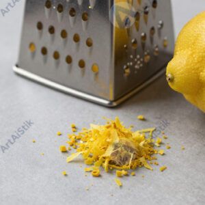 Лимонная цедра и тёрка рядом на столе.