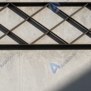 Геометрические тени от металлической решётки на стене.