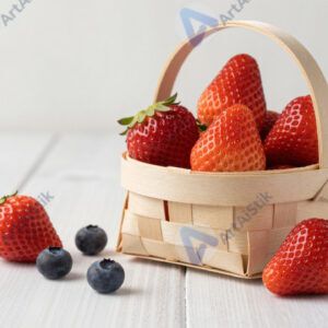 Клубника в корзинке и несколько ягод на столе.