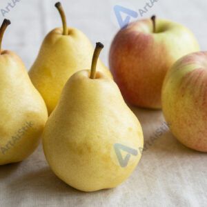 Груши и яблоки на льняной скатерти