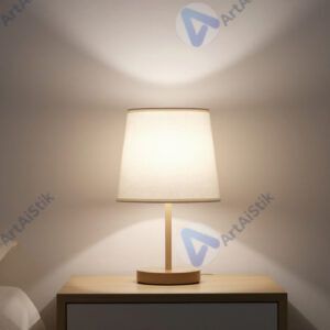 Лампа на тумбочке создаёт мягкое пятно света на стене.