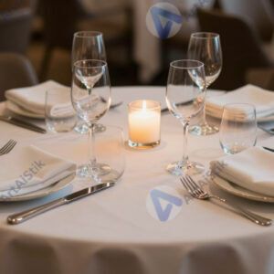 Ресторанный стол с тканевыми салфетками и свечой по центру.