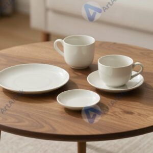 Кофейный столик с двумя чашками и маленькими тарелками.