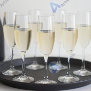 Поднос с бокалами шампанского