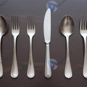 Стол с набором столовых приборов разных типов