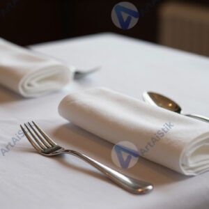 Стол с тканевыми подставками и свернутыми в кольца салфетками.