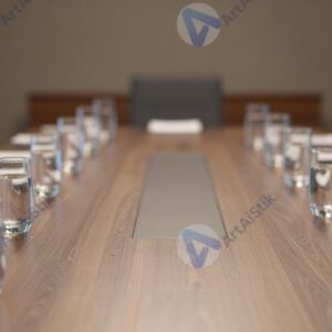 Банкетный стол в конференц‑зале с расставленными бокалами и водой.