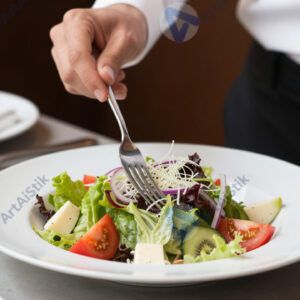 Салат в момент подачи официантом на стол гостям.