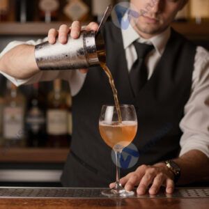 Бармен готовит коктейль