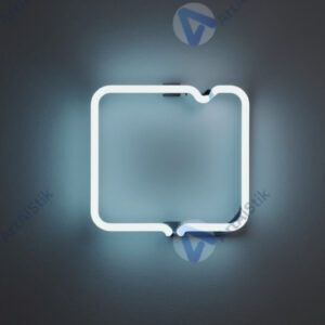 Неоновая вывеска освещает стену