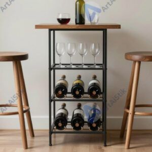 Небольшая винная стойка с высокими табуретами и бокалами. Небольшая винная стойка с высокими табуретами и бокалами.