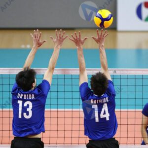 Волейболисты у сетки