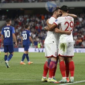 Футболисты празднуют гол