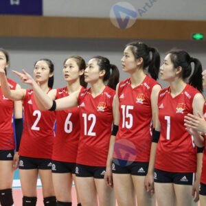 Женская волейбольная команда выстраивается для подачи