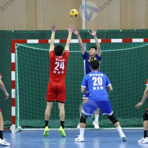 Игроки в гандболе атакуют ворота