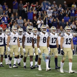 Футбольная команда делает круг почёта перед трибунами болельщиков.