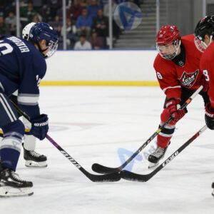 Хоккеисты меняются на льду во время смены пятёрок.
