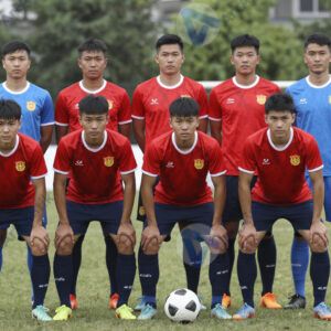 Команда футболистов выстраивается для общей фотографии перед матчем.