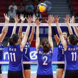 Команда волейболистов радуется выигранному очку