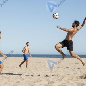 Игроки в пляжный футбол на песчаном поле