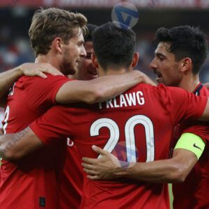 Футбольная команда обнимается после победного матча.