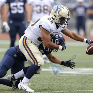 Футболист выполняет подкат